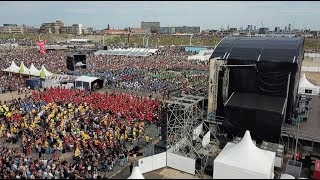 2000 DRUMMERS ON THE BEACH  FOUR HORIZONS CONCERT VIDEO [upl. by Eissirhc]