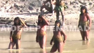 Lost Peruvian tribe make first contact [upl. by Annoya]